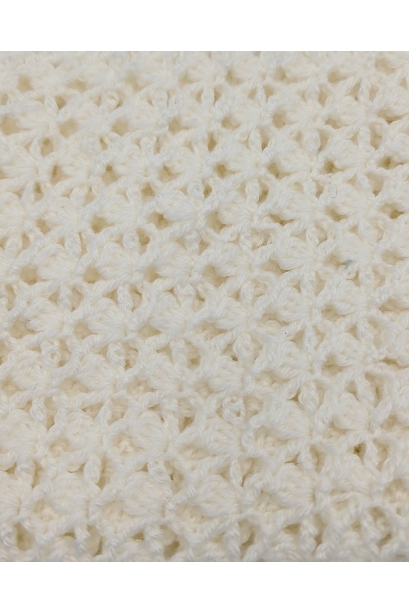 Λεπτομέρεια πλέξης χειροποίητης λευκής crochet εσάρπας, κατασκευασμένης στην Ελλάδα.