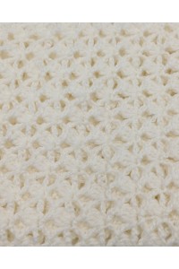 Λεπτομέρεια πλέξης χειροποίητης λευκής crochet εσάρπας, κατασκευασμένης στην Ελλάδα.