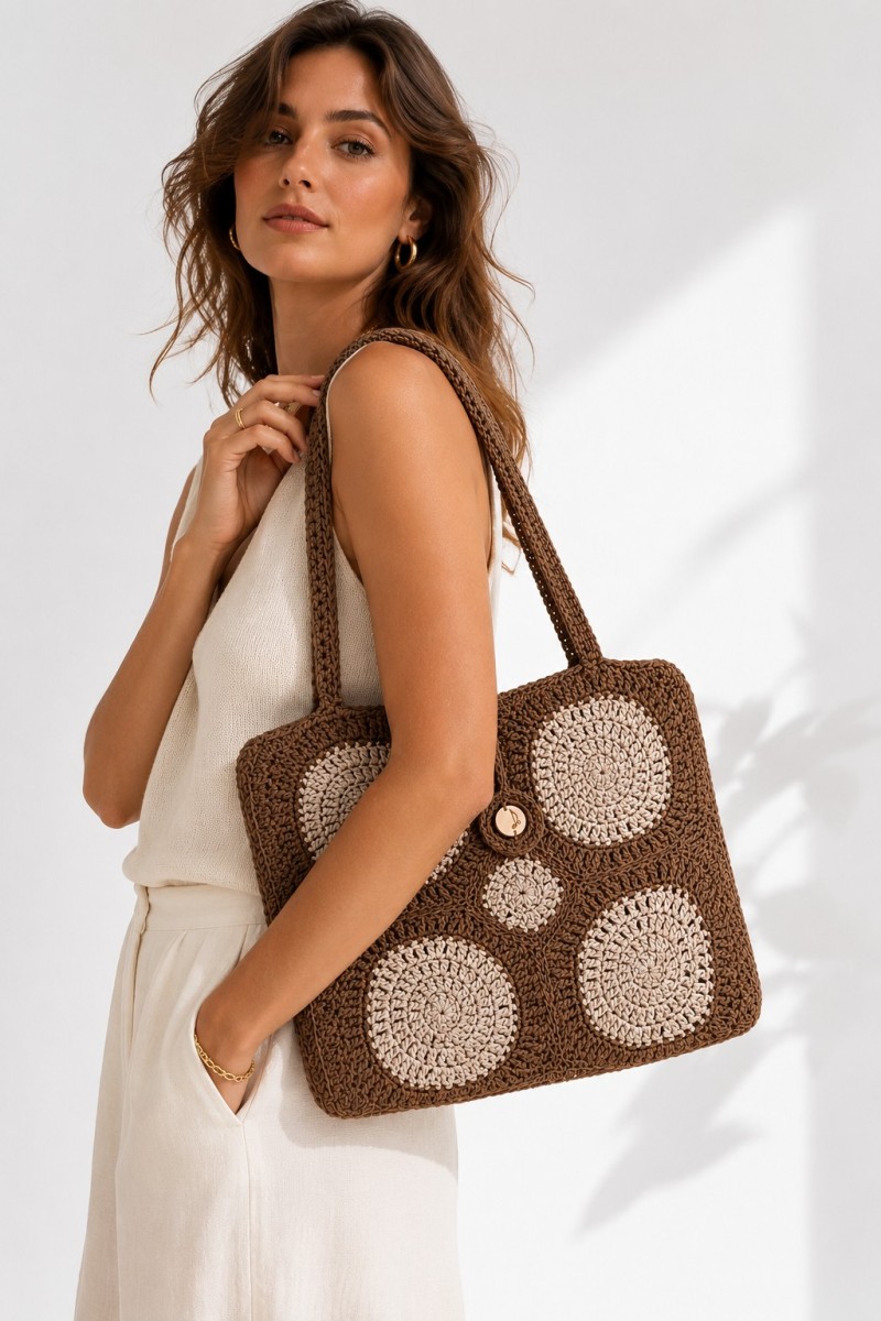 Η χειροποίητη πλεκτή tote bag Melia της Grace Note συνδυάζεται με κομψό καλοκαιρινό σύνολο σε φυσικές αποχρώσεις.
