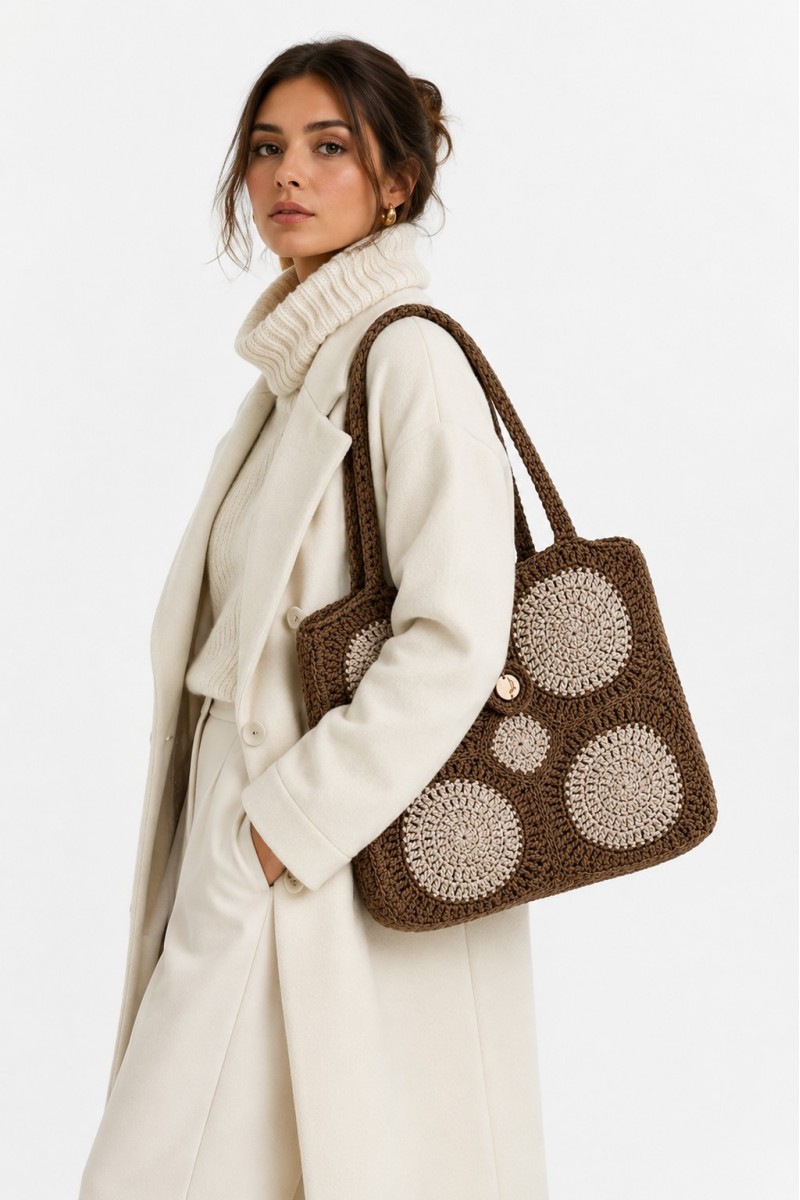 Η χειροποίητη πλεκτή tote bag Melia της Grace Note συνδυάζεται με κομψό χειμερινό σύνολο σε φυσικές αποχρώσεις.